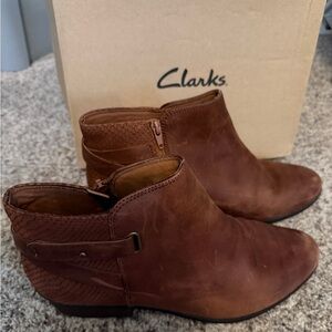 Clarks Addiy Gladys Dark Tan Leather Ankle Boots Booties Women's 11